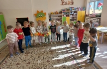 Dzeci z gr. I z wykonanym lancuchem przyjazni.