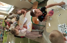 Kotki wykonuja prace plastyczna