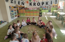 Przedszkolaki graja w kropkowe memory