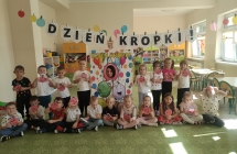 Dzieci z grupy VI z pracami plastycznymi na Dzien Kropki