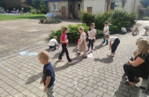 Rysowanie kreda kropek duzych i malych