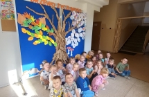 Dzieci na tle drzewa zyczliwosci