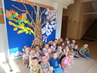 Dzieci na tle drzewa zyczliwosci