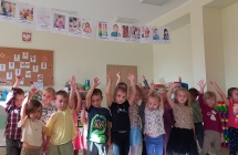 Dzieci pozuja do zdjecia grupowego