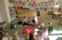 Dzieci wykonuja plakat