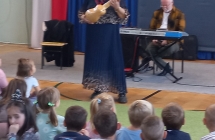 Prowadzaca podczas prezentacji charango.
