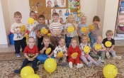 Usmiechniete dzieci z gr. I z wykonanymi emotkami.