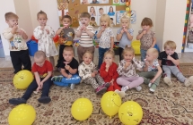 Dzieci z gr. I z szablonami usmiechow.