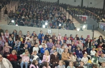 Zabki i Wiewiorki na widowni czekaja na rozpoczecie spektaklu.