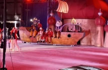 Aktorzy  na scenie, Sindbad na statku porackim.