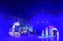 Statek piratow oraz Sindbad Zeglarz na scenie