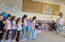 Wiewioreczki bawia sie w zabawe Limbo