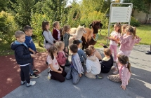 Dzieci z grupy Wiewioreczki z alpakami