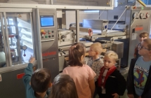 10. Dzieci obserwuja urzadzenia do produkcji pieczywa.
