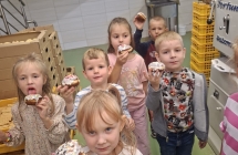 3. Dzieci pokazuja wlasnorecznie udekorowane ciastka.