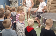 11. Przedszkolaki sluchaja wiadomosci na temat pracy w piekarni i wypieku pieczywa.