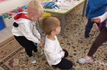 Dzieci podczas uzywania stetoskopu.