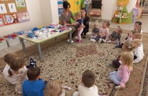 Pani doktor objasnia dzialanie przyrzadow medycznych.