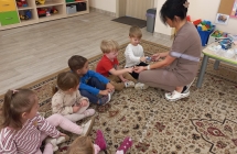 Pani doktor mierzy dzieciom saturacje.
