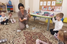 Pani doktor demonstruje dzieciom zestaw do