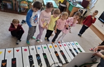 Dzieci graja na muzycznej macie.