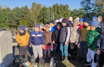 Grupa V i VI na grobie zolnierza poleglego w II wojne swiatowa