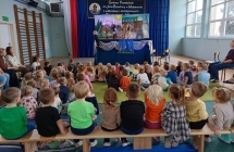 Dzieci podczas ogladania przedstyawienia teatralnego