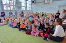 Dzieci podczas ogladania spektaklu kukielek