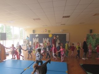 biblioteka, policjant 046