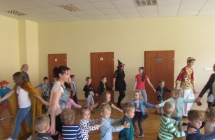 biblioteka, policjant 050